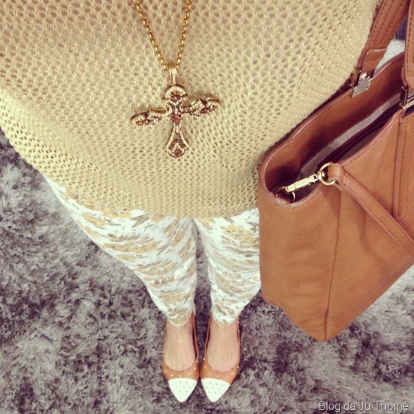 look tricô dourado, calça floral, sapatilhas e colar (1) look tricô dourado, calça floral, sapatilhas e colar (1)