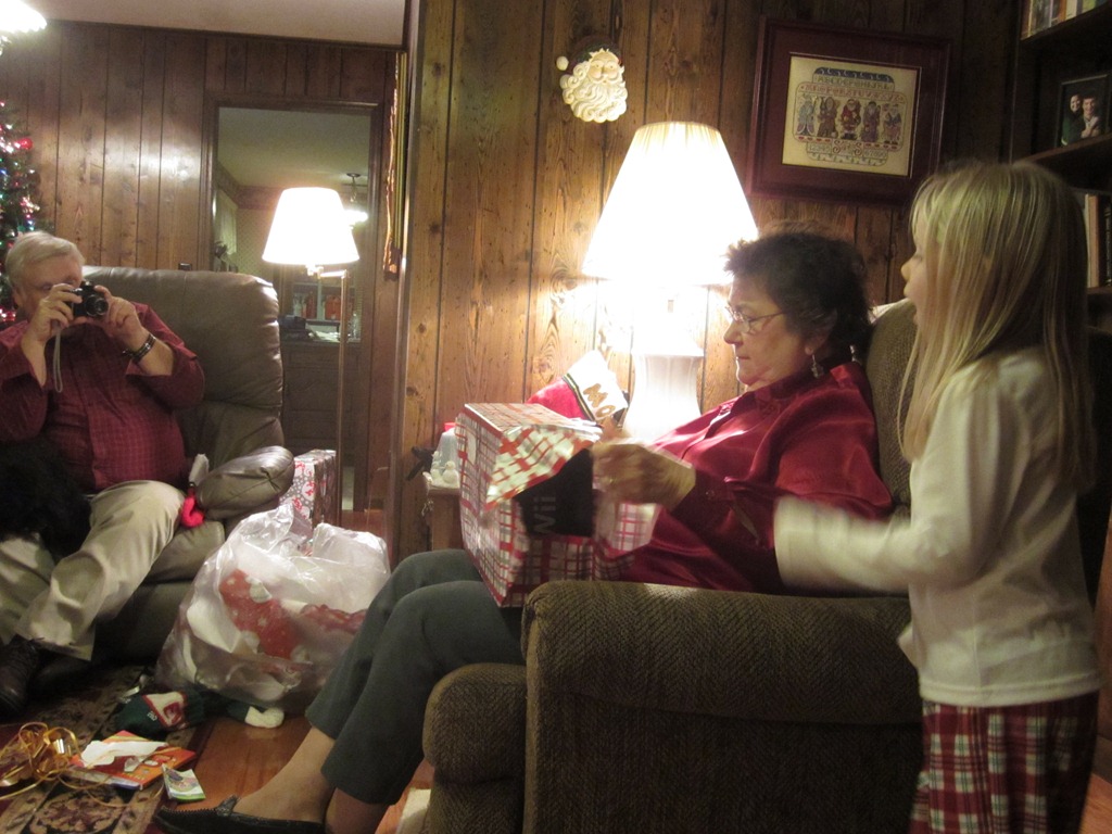 [Mom%2520opening%2520gift%2520from%2520Dat%255B3%255D.jpg]