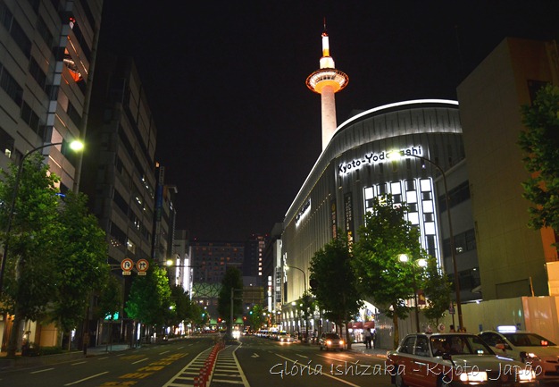 Gloria Ishizaka - vista noturna - rua de Kyoto