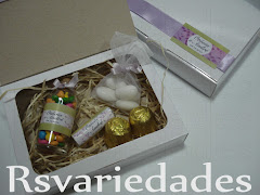 Caixa especial 1
    : R$ 3,00 unid vazia (min. 20 unids).
    : R$14,00 unid (min. 14 unids).
    : Medidas - 16x12x3,5 cm.
    : Conteúdo - vidrinho com confeti, 2 trufas, balinha personalizada, saquinho contendo 5 amêndoas.