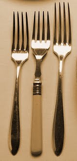 From left to right: salad fork, fish fork, dinner fork. From left to right: salad fork, fish fork, dinner fork.