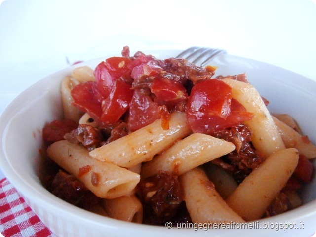 pasta pomodori secchi pomodorini insalata capperi peperoncino