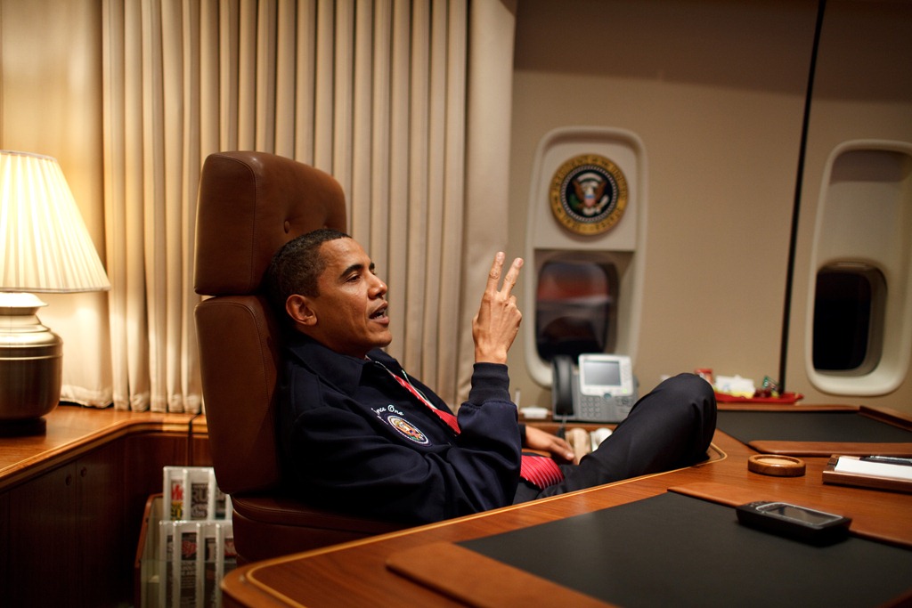 [Barack_Obama_in_his_Air_Force_One_office_for_his_first_flight%255B3%255D.jpg]