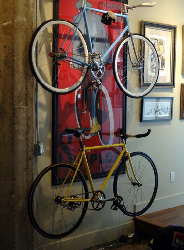 This wire rack gives the bikes a floating effect. (apartmenttherapy.com)