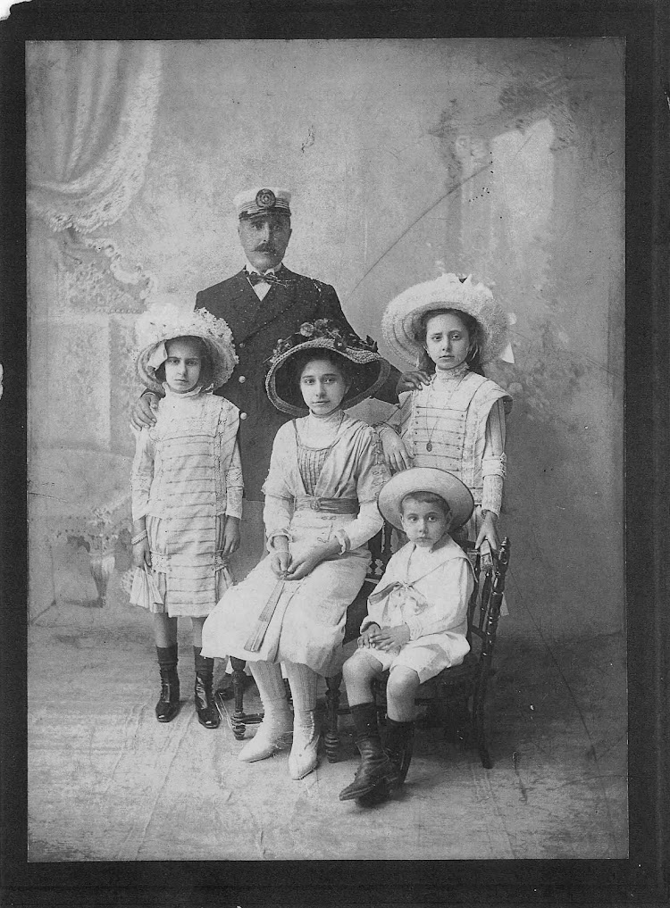 El Capitán Segarra y su familia. Foto Ana María Segarra, Ana Alezais y Ana Izquierdo. De la página web La Vila Joiosa y La Mar. Agradecimiento a Pere Garcimarin.jpg