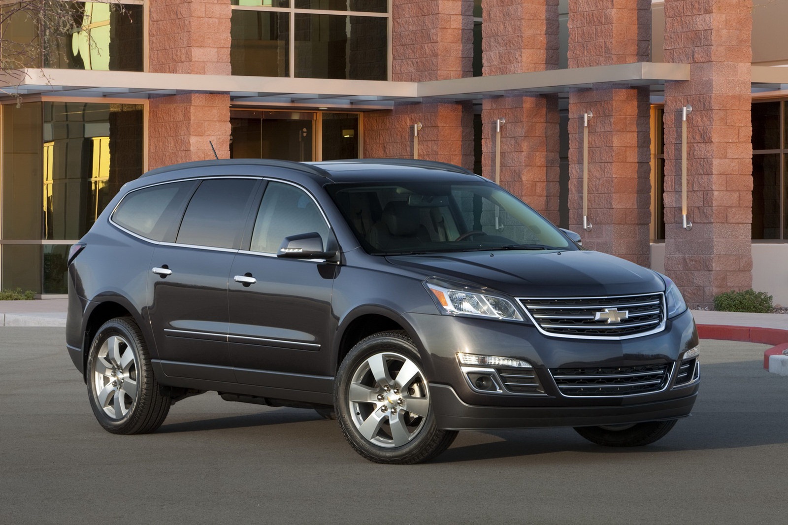 2013-Chevrolet-Traverse-1[2].jpg