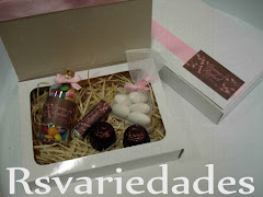 Caixa especial 1 
    : R$ 3,00 unid vazia (min. 20 unids). 
    : R$14,00 unid (min. 14 unids). 
    : Medidas - 16x12x3,5 cm. 
    : Conteúdo - vidrinho com confeti, 2 trufas, balinha personalizada, saquinho contendo 5 amêndoas.