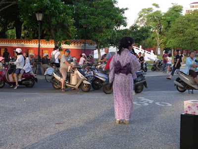 こちらもカラオケ大会。お客さん？は全員バイクにまたがってます。信号が青になったら去っていきます。?ちなみに浴衣姿のこの人、このときは美空ひばりの「港町十三番地」を歌ってました。上手でした。