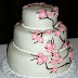 Nº123: Decoración simple en fondant extendido, con florcitas rosadas elaboradas en fondant extendido.