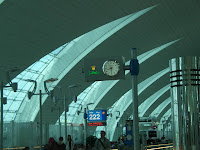 bling bling stadt dubai - sogar die flughafenuhren sind von rolex ... und so nebenbei eine schnaps-gate-zahl