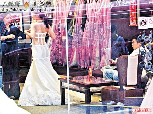 文頌嫻換上性感露背貼身婚紗,美艷得令人眼前一亮,未婚夫 Jason(右)亦被深深吸引住。