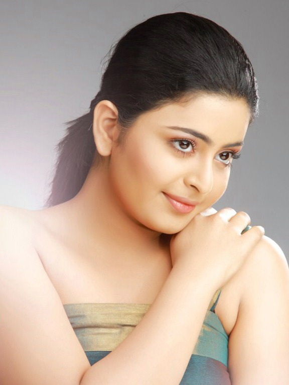 [actress_swathi_in_halfdress_sexy_pic%255B3%255D.jpg]