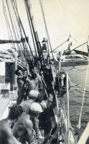 Faenas marineras a bordo del CRUZ DEL SUR. Foto del libro LA ULTIMA FRONTERA.jpg