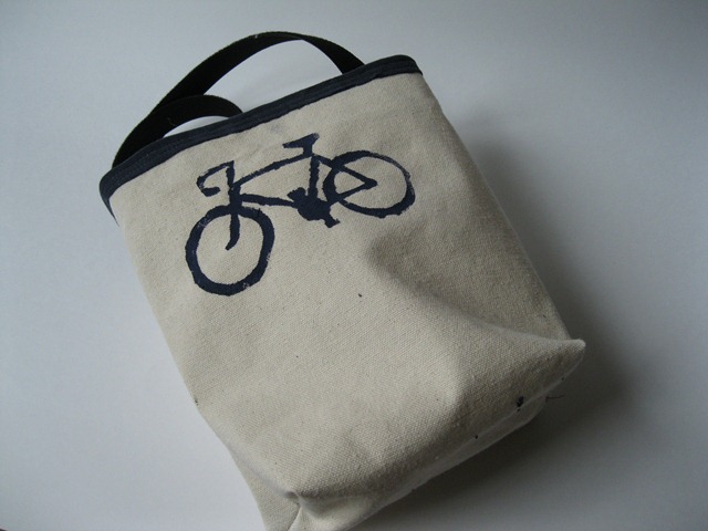 [bike%2520or%2520car%2520tote%2520with%2520french%2520seams%2520and%2520freezer%2520paper%2520stencil%2520of%2520bike%2520%25282%2529%255B4%255D.jpg]