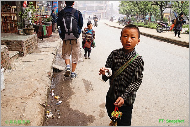 卖手工艺品的小孩