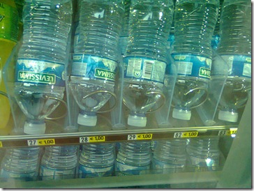 Bottigliette d'acqua in vendita a € 1,00
