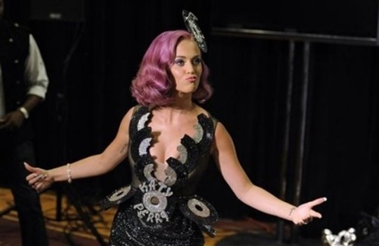 [katy-perry-breasts-5a2671%255B2%255D.jpg]