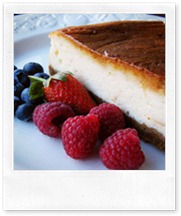 759px-Baked_cheesecake_with_raspberries_and_blueberries