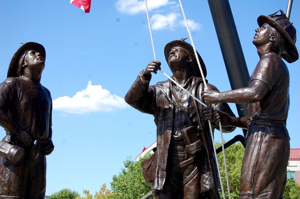 [memorialstatues106.jpg]