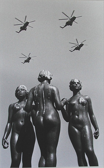 Robert_Doisneau_Les_helicopteres_1972