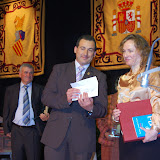 Alcalde entregando premio a ganadora nacional, Mª.Dolores Ouro Agromartín.