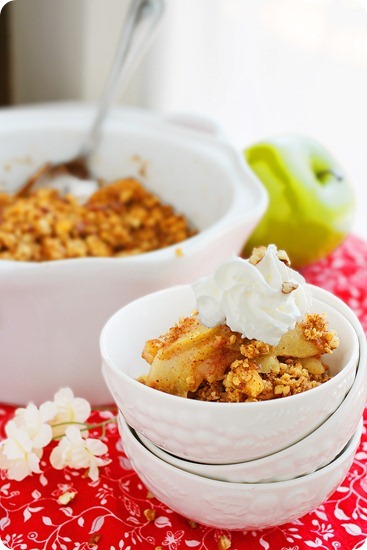Light Apple Pecan Crisp – Cinnamon spiced, delicious with vanilla ice cream, and only 150 calories per serving! | thecomfortofcooking.com