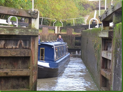 IMG_0940 'Roots and Wings' exit-ing Radford Lock; the last of the season. IMG_0940 'Roots and Wings' exit-ing Radford Lock; the last of the season.