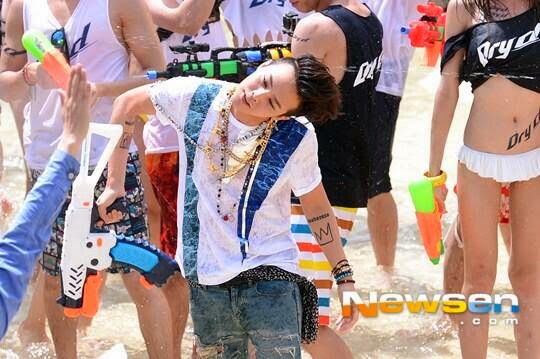 G-Dragon - Hite - 2014 - Ocean World - 04jul2014 - Press - Newsen - 09.jpg