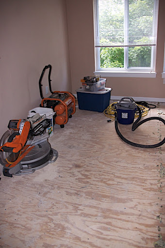 Livingroom with the carpet ripped up