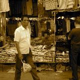 Urumqi - Le passant et les marchands de chemises
