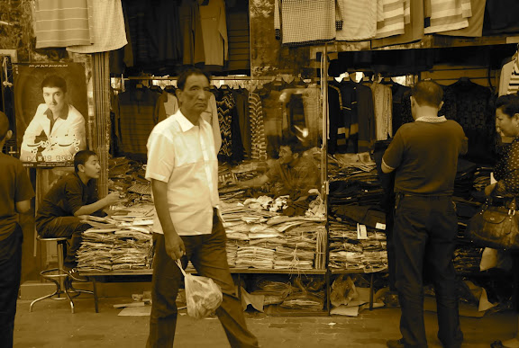 Urumqi - Le passant et les marchands de chemises