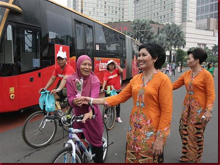 Rayakan Kartini Polwan kenakan Kebaya