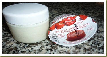 Yogurt alla fragola con zucchero di canna, miele e riso soffiato (1)
