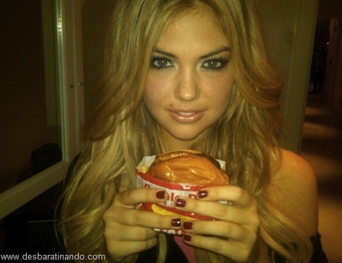 gatas mulheres comendo hamburgers  (14)