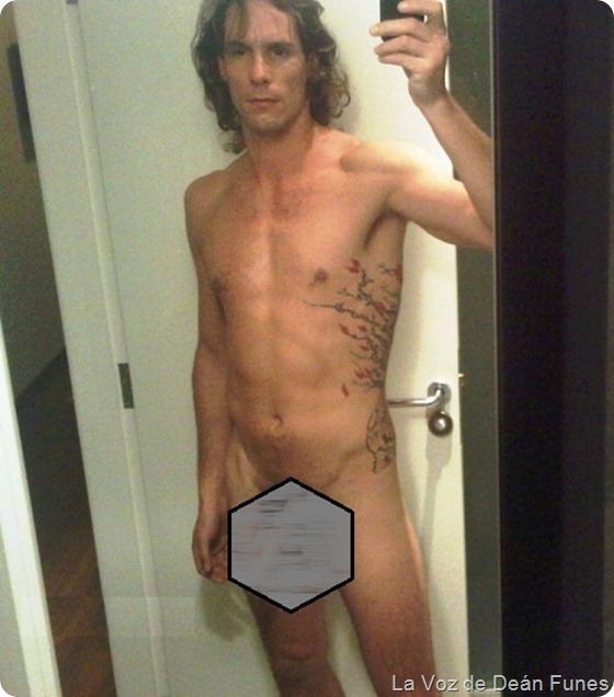 Gonzalo Valenzuela posando desnudo en el ba&ntilde;o