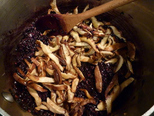 Midway through cooking, add the cooked mushrooms to the rice
