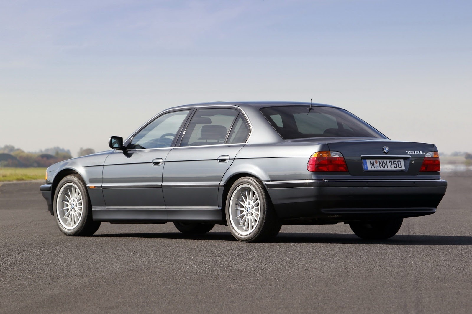 [BMW-V12-7-Series-15%255B2%255D.jpg]