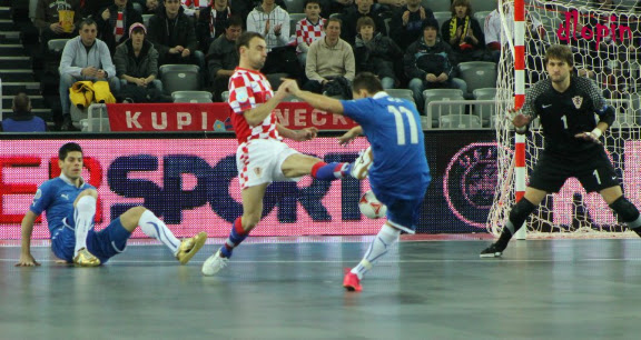 Assis zabija u 1. minuti