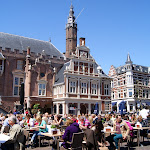 DSC00941.JPG - 2.06.2013.  Haarlem -Grote Markt w niedzielne przedpołudnie; w tle ratusz (XIV - XVII w)