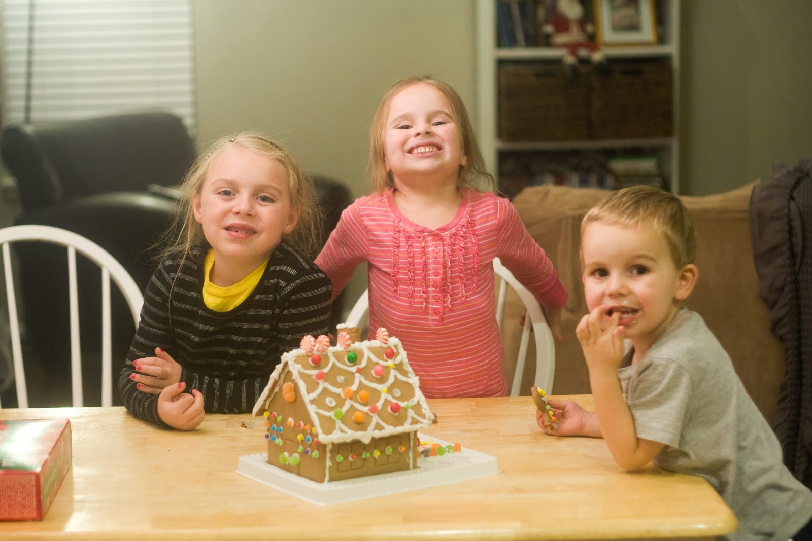 [12%252024%252013_soph%2520tess%2520jacob%2520gingerbread%2520house%25204%255B4%255D.jpg]