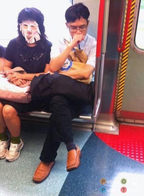 pessoas bizarras em metrô (27)