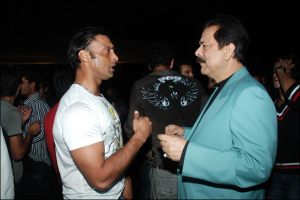 Cricket players partying with Bollywood stars...