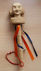 Scepter 
Materiaal: zirben
Behandeling: Antiekbeits geloogd grenen
Afmeting: 9x7x36cm
Achtergrondinformatie: Mijn achterbuurman en goede kennis alias Toon de Clown werd voor 2004 gekozen als prins karnaval van Ganzedonk. Dus dacht ik eens een origineel kado voor hem te maken.