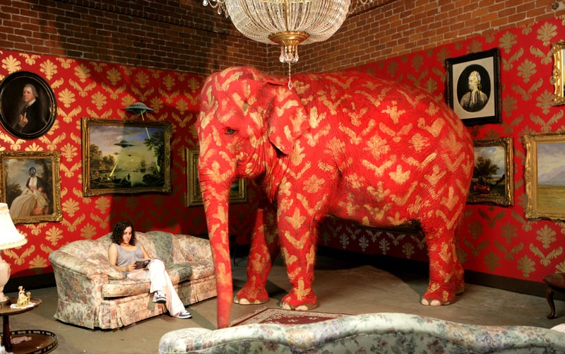 [red-elephant-banksy-338521_800_501%255B7%255D.jpg]