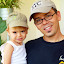 Titi et papa Toh en casquettes
