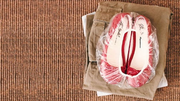 Quando você fizer a sua mala, cubra os seus sapatos com uma touca de banho. sapatos touca banho
