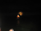 Zum Start muss man erstmal aus dem Boot die 100m nach England zurückschwimmen, und das Wasser komplett verlassen. Die Schiffshupe ist das Startsignal. - The start is from England, so the swimmer has to leave the boat and get back to England and start from there.