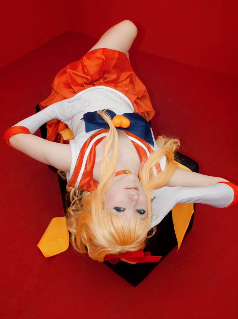 [sailor_moon__super_sailor_venus_cosplay_by_rosenbraut-d4v18q6%255B2%255D.png]