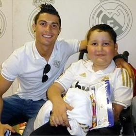 [Cristiano%2520Ronaldo%2520ayuda%2520a%2520ni%25C3%25B1o%2520enfermo%2520de%2520cancer%255B2%255D.jpg]
