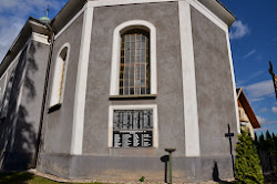 Na kostele je umístěná pamětní deska  padlým 1. a 2. světové války.